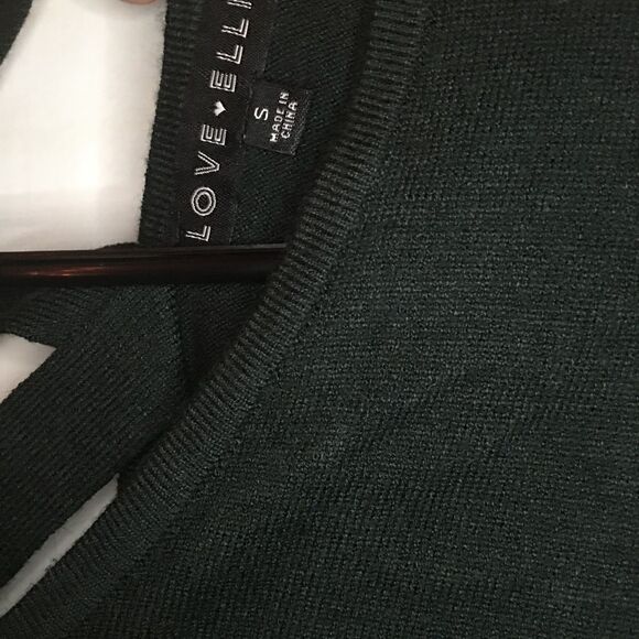 Love Ellie Hunter Green Crossback Sweater size SM - Picture 7 of 7